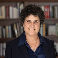 dean_shapiro_2022_headshot_office